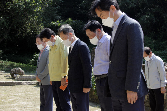 국민의힘 대권주자 최재형(왼쪽 세번째) 전 감사원장이 6·25 전쟁 정전협정 제68주년 겸 유엔군 참전 71주년을 맞은 27일 경기도 연천군 유엔군 화장장 시설을 방문해 유엔군 참전용사에 대한 묵념을 하고 있다.